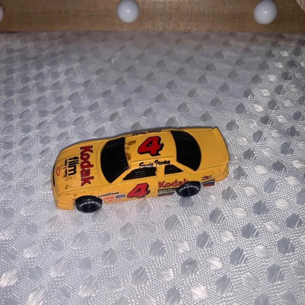 NASCAR Ernie Irvan #4 Kodak Film 1/24 Scale Diecast 1991 Racing Champions.